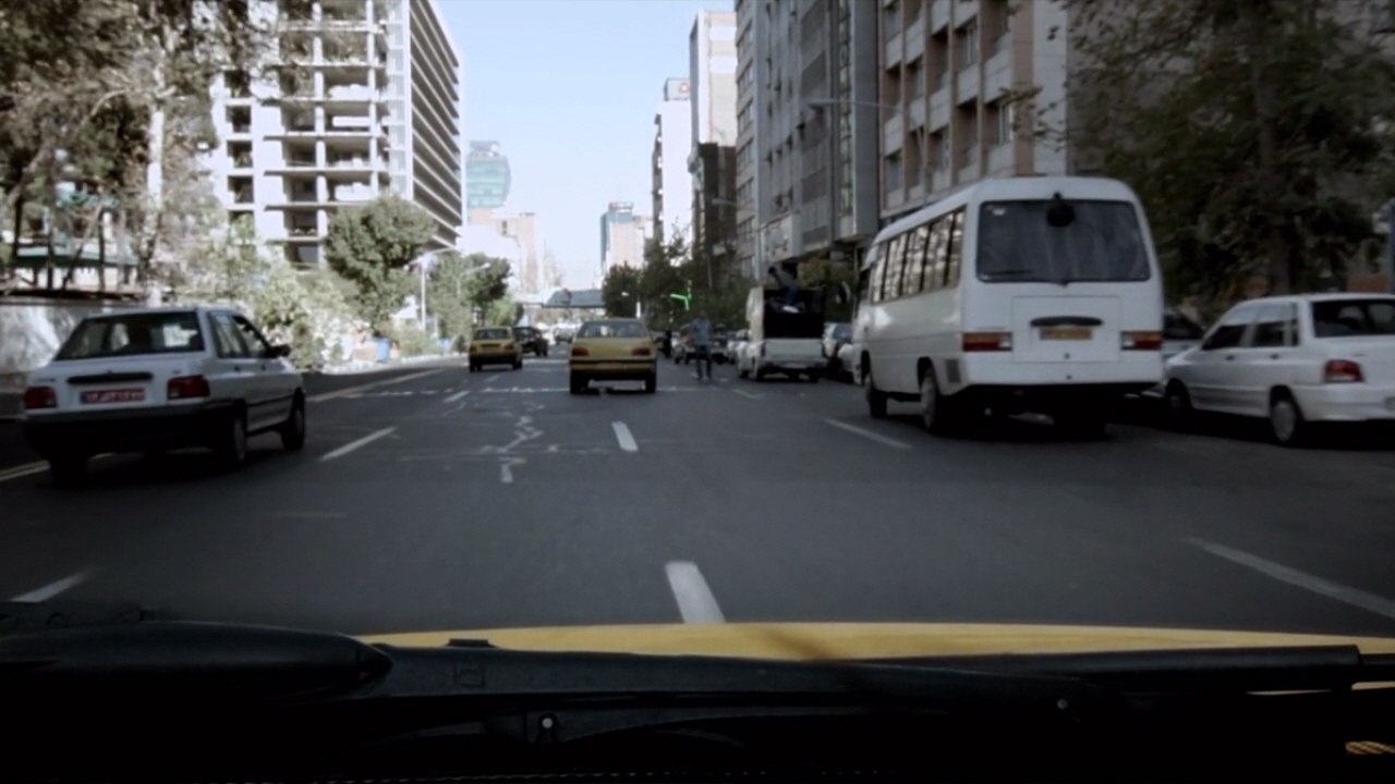  <택시>는 제목 그대로 택시를 타고 이란의 수도 테헤란 곳곳을 누빈다.