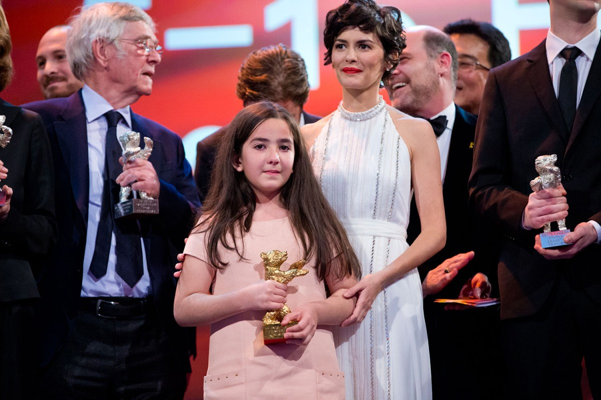  2015년 제65회 베를린영화제 황금곰상을 조카인 하나 세이디가 대리 수상하는 모습.