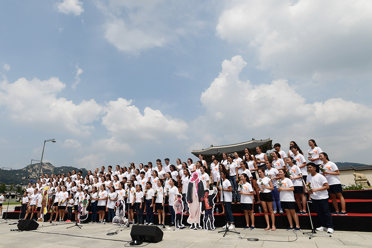  국제구호개발 NGO  월드비전이 8일 오후 서울 종로구 세종로 광화문 북측 광장에서 <월드비전 2016 세계어린이합창제> 런치콘서트를 개최했다. 