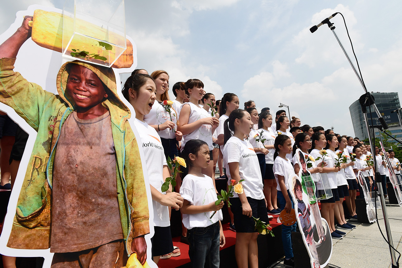  국제구호개발 NGO  월드비전이 8일 오후 서울 종로구 세종로 광화문 북측 광장에서 <월드비전 2016 세계어린이합창제> 런치콘서트를 개최했다. 