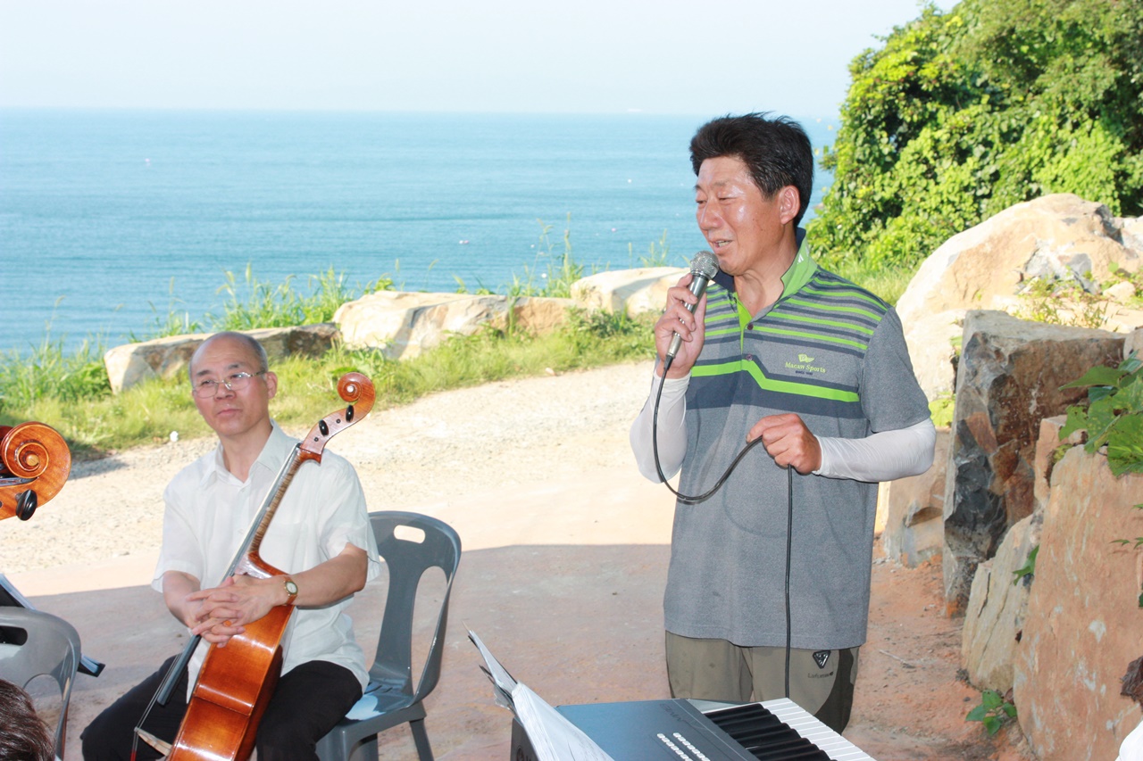  인사말 전하는 동고지명품마을 김안일 위원장의 모습