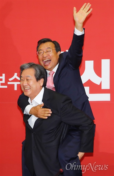 [오마이포토] 이정현 업은 김무성 "약속 지켰다" 