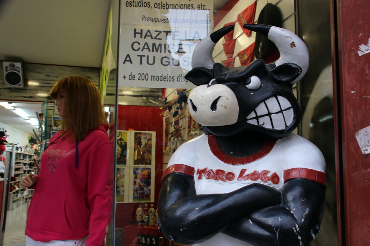 성난 소 모양의 입상 팜플로나에는 성난소에게 일부러 쫓기는 산페르민 축제가 유명하다