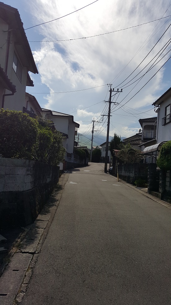 집집마다 소형 주차장이 있어 도로를 점령한 차량이라곤 하나도 없는 정갈한 벳푸의 주택가