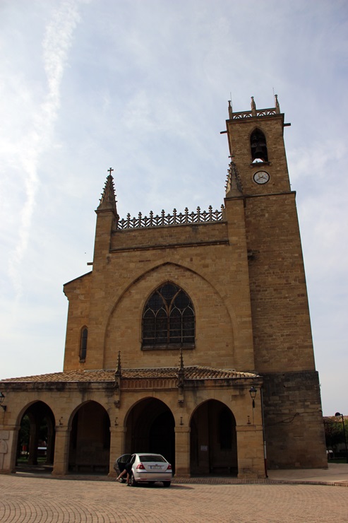 오바노스 성당 성당은 다시 지었지만 내부의 일부는 초기유적이 남아있다고 한다. 