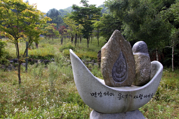  전국을 떠돌던 변강쇠와 옹녀가 살기 좋은 찾아다니다 살았다는 오도재에 있는 ‘변강쇠와 옹녀의 사랑 이야기’ 공원.