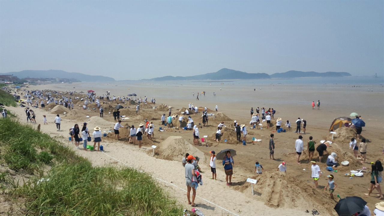 신두리 해변에서 모래조각 작품 만들기에 열중인 참가자들