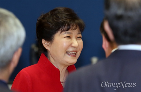 박근혜 대통령이 지난 9일 오후 서울 잠실 실내체육관에서 열린 새누리당 제4차 전당대회에서 축사를 마친후 당 지도부 인사들과 인사하고 있다.