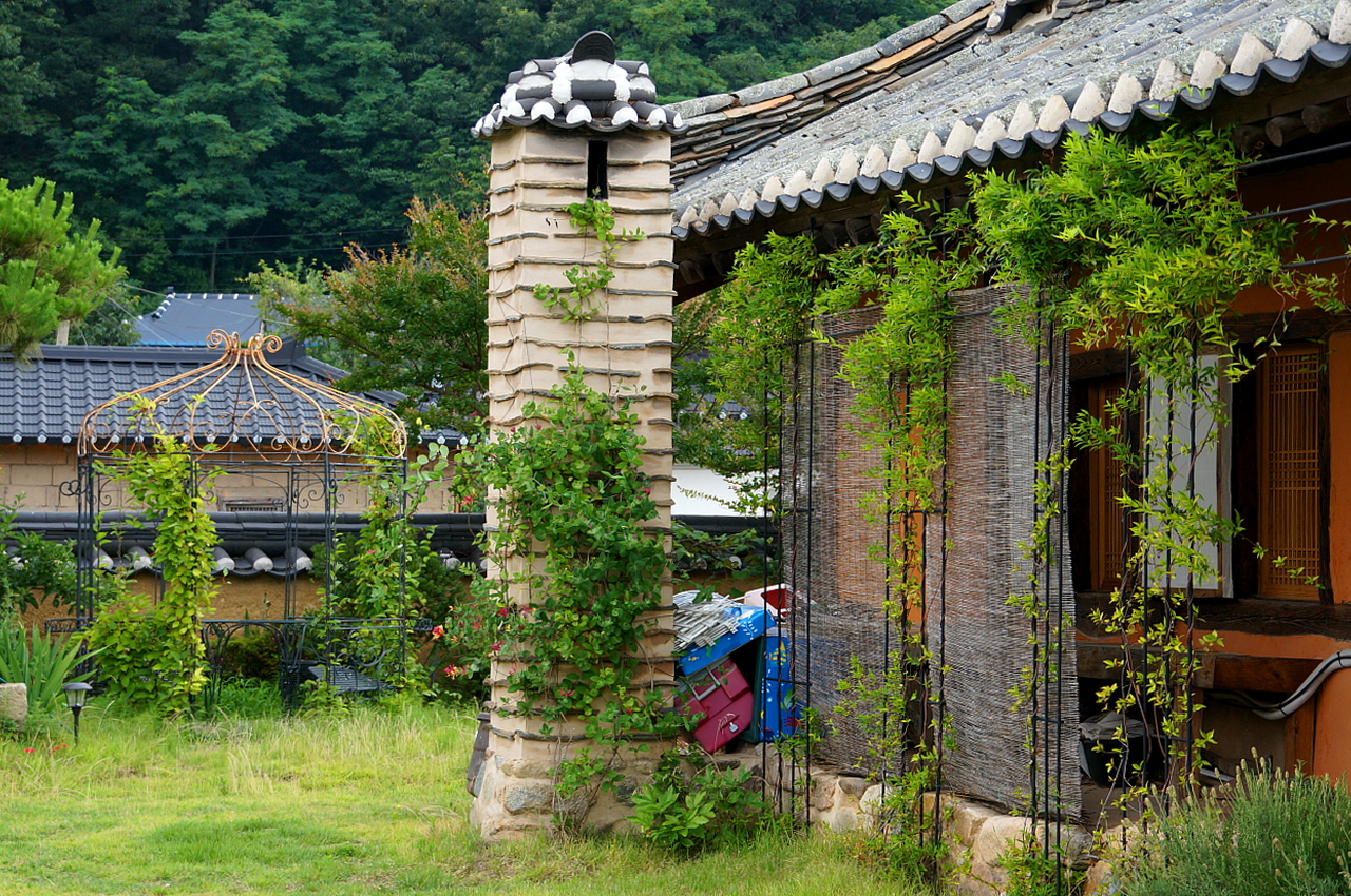 경수당종택 정침 굴뚝 장수처럼 꼿꼿하게 서있다. 군더더기 없는 경수당 글씨와 꿈틀대는 향나무, 힘찬 솟을대문에 잘 어울리는 꼿꼿한 굴뚝이다.