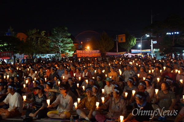 사드 배치 철회를 요구하는 성주군민들의 촛불집회가 9일 오후 성주군청 앞마당에서 1200여 명이 모인 가운데 28일째 진행됐다. 