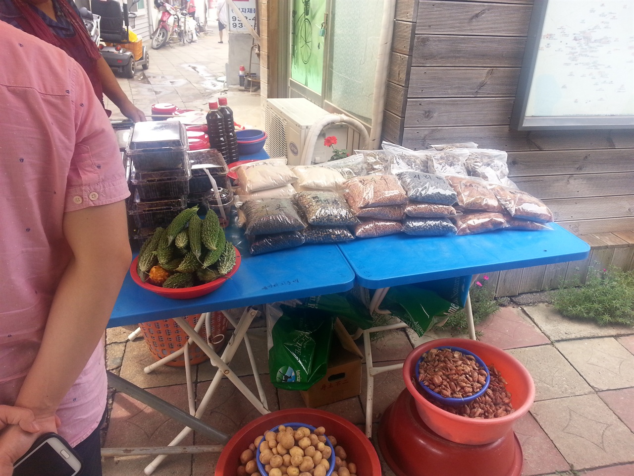 대룡시장에서는 지역주민들이 생산한 농산물을 조금 가져와 관광객을 상대로 직접 판매하기도 합니다.