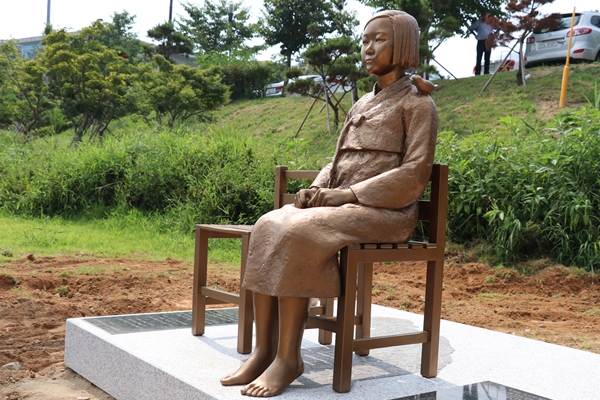 김운성·김서경 작가가 제작한 ‘논산 평화의 소녀상’ 이 10일 논산시민공원 입구에 설치를 시작해 광복절인 15일 제막식을 가질 예정입니다.