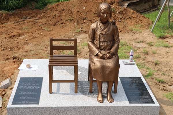 15일 제막식을 가질 예정인 논산 평화의 소녀상이 10일 오전 논산시민공원 입구에서 설치를 시작했습니다