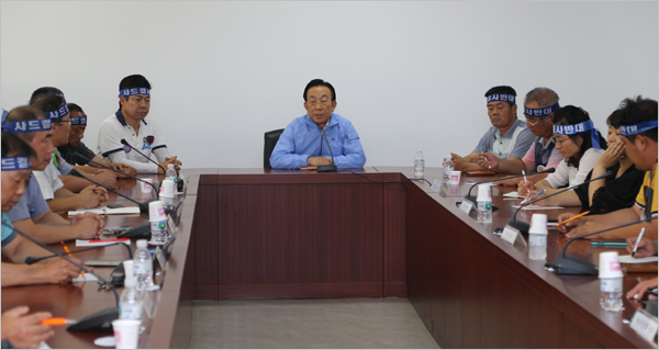 김관용 경북도지사가 10일 오후 성주군청에서 성주사드철회투쟁위 위원들과 만나 대화를 나누었다.