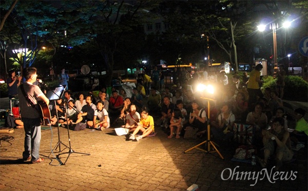 10일 밤 대전평화의소녀상 앞에서 열린 '일본군위안부 문제 해결을 위한 대전수요문화제'.