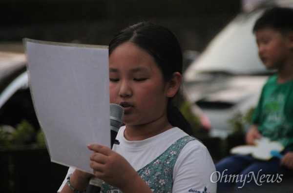 10일 밤 대전평화의소녀상 앞에서 열린 '일본군위안부 문제 해결을 위한 대전수요문화제'에서 '꽃할머니께 드리는 글'을 낭독 중인 해뜰어린이도서관 이해린(느리울초5) 어린이.