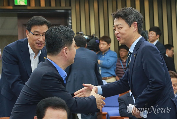 사드(THAAD·고고도미사일방어체계) 한반도 배치를 반대하기 위해 중국을 방문하고 귀국한 김영호 더불어민주당 의원(오른쪽)이 11일 오전 서울 여의도 국회에서 열린 의원총회에 참석해 동료의원들과 인사를 나누고 있다.
