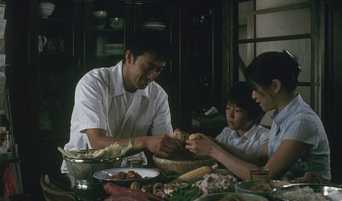  아츠시는 죽은 아버지와 '료짱' 사이에서 가족을 정립해 간다.