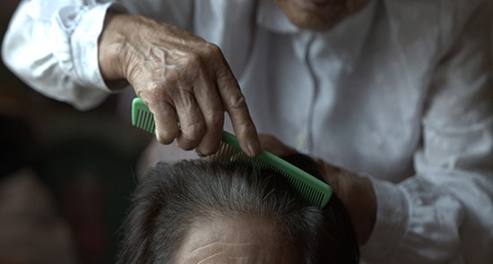  아내의 자는 얼굴을 쳐다본다. 세상에 쭈글쭈글하다. 반은 내 책임이다.(사진은 영화 '춘희막이'(2015)