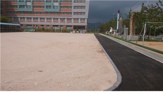 울산 울주군 언양초등학교의 우레탄트랙 철거 후 모습