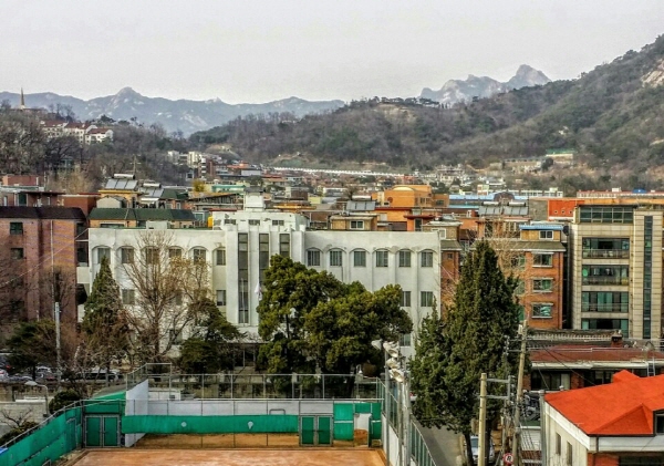 서울경찰청 보안수사대 통합청사가 들어설 예정인 옥인동 45-21 번지. 테니스장 뒤편 흰색 건물이 현재 옥인동 보안수사대. 