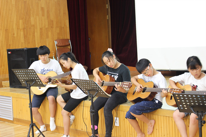 기타동아리 청소년들이 참석한 주민들에게 기타연주를 들려주고 있다.