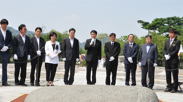 정영훈 더불어민주당 경남도당 신임위원장은 11일 김해 봉하마을을 찾아 고 노무현 전 대통령 묘역을 참배했다.