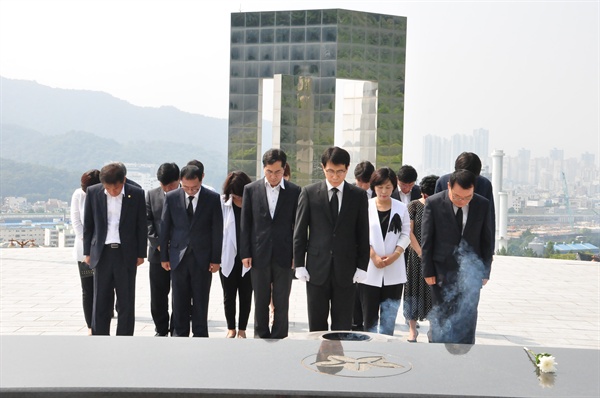 정영훈 더불어민주당 경남도당 신임위원장은 11일 창원 마산3.15민주묘지를 참배했다.
