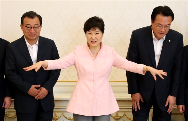박근혜 대통령이 11일 낮 청와대에서 열린 새누리당의 새 지도부 초청 오찬에 앞서 기념촬영을 한 뒤 자리를 안내하는 손짓을 하고 있다. 왼쪽부터 이정현 대표, 박근혜 대통령, 정진석 원내대표.