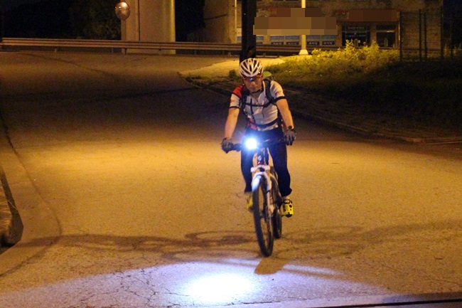 밤에 자전거 타고 출근하는 김윤관 씨입니다.
