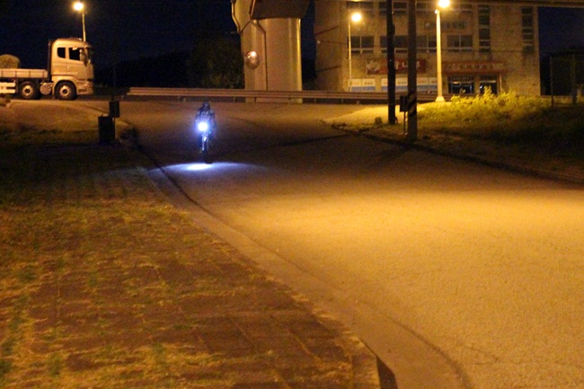 야밤에는 도로가 한산에 자전거로 출근할만 합니다.