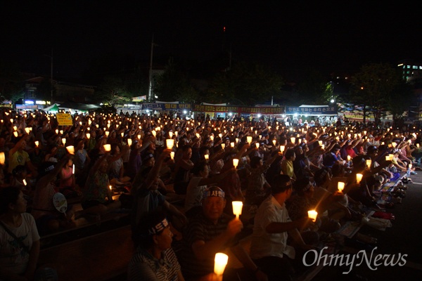 지난 10일 오후 성주군청 앞에서 열린 사드 배치 철회 성주군민 촛불문화제에서 참가자들이 촛불을 들어 올리고 있다.