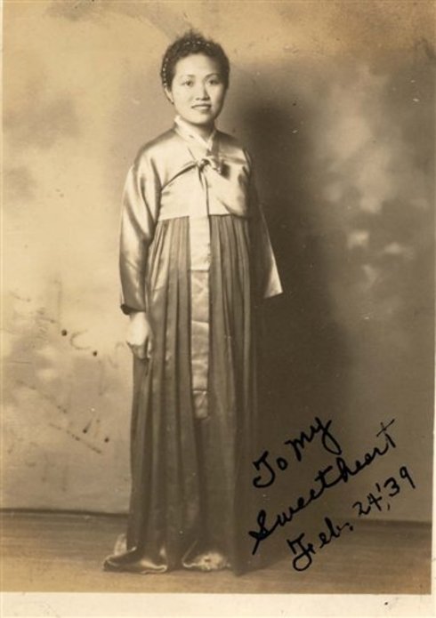  ‘To My Sweet-heart Feb. 24, ‘39’라는 수기로 보아 1939년 누군가에게 주었던 김수임의 사진이다.