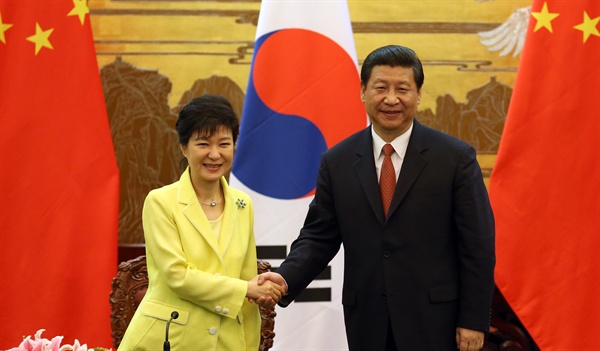 박근혜 대통령과 시진핑 중국 국가주석이 27일 오후 인민대회당에서 열린 공동기자회견에서 회견을 마친뒤 환한 표정으로 악수하고 있다.