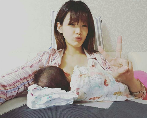  정가은이 11일에 올린 SNS에 사진이 화제다. 얼마 전 딸을 낳은 정가은은 딸에게 모유 수유하는 사진을 자신의 인스타그램에 올렸다. 사진이 올라온 뒤 곧 누리꾼들의 댓글로 논란이 있었다. 일부 누리꾼들은 부정적인 반응을 보였다. 