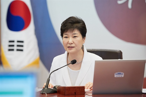 박근혜 대통령이 12일 청와대에서 임시 국무회의를 주재하고 있다. 박 대통령은 이날 8.15 광복절 특별사면·특별감형·특별복권·특별감면 조치를 의결해 사면 대상자를 최종 확정했다.

