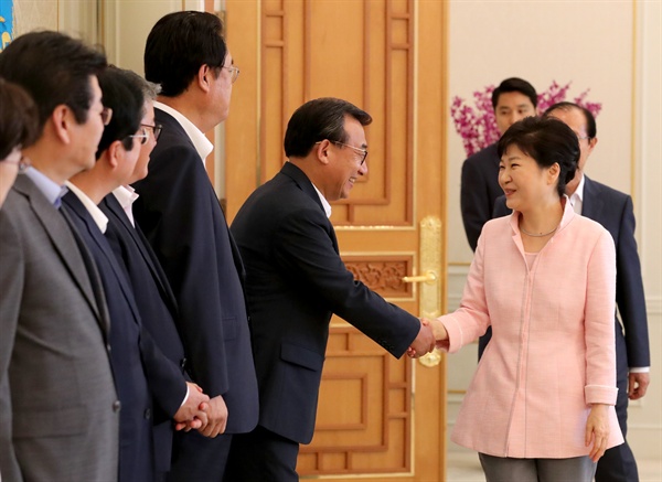 박근혜 대통령과 이정현 대표가 11일 낮 청와대에서 열린 새누리당의 새 지도부 초청 오찬에서 악수하고 있다.
