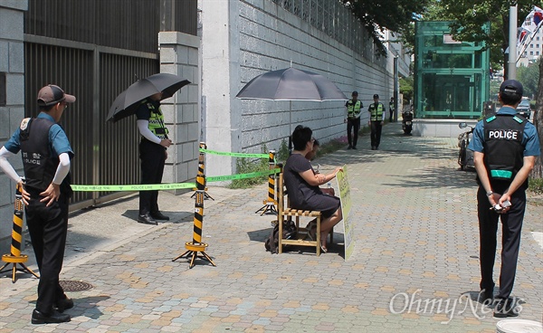 12일 오후 동구 부산 일본영사관 앞에서 조차리(45)·김해주(13) 모녀가 211일째 주자로 나서 평화의 소녀상 건립을 바라는 시위를 진행하고 있다.   