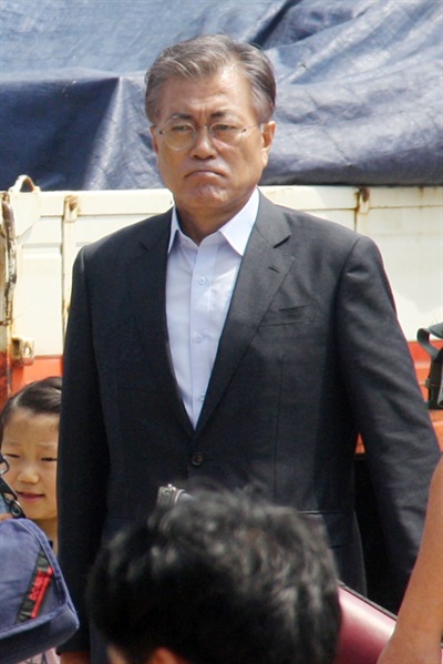더불어민주당 문재인 전 대표가 12일 오전 인천시 옹진군 백령도에 입도하고 있다.