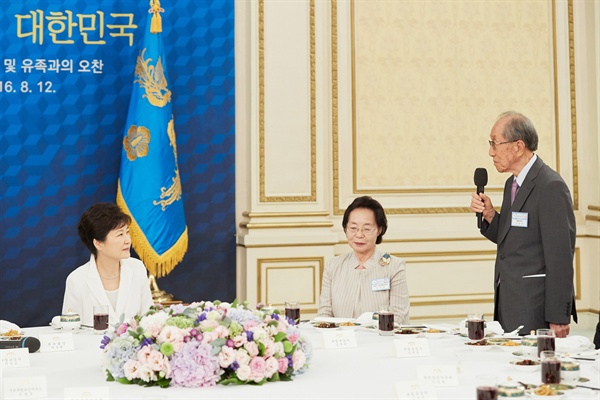 광복군 출신 독립유공자 김영관(92) 선생이 12일 박근혜 대통령 초청 독립유공자 및 유족과의 오찬에서 인사말을 통해 '건국절 논란은 역사 왜곡'이라고 비판했다. 