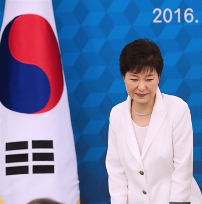 박근혜 대통령이 12일 청와대에서 열린 독립유공자 및 유족과의 오찬에서 인사말을 한 뒤 자리로 돌아가고 있다.