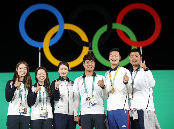  12일 오후(현지시간) 브라질 리우데자네이루 삼보드로무 경기장에서 열린 2016 리우올림픽 양궁 남자 개인전을 마치고 한국 최미선(왼쪽부터), 장혜진, 기보배, 이승윤, 구본찬, 김우진이 기념촬영을 하고 있다. 한국 양궁은 이번 올림픽에 걸린 금메달 4개를 독식했다.