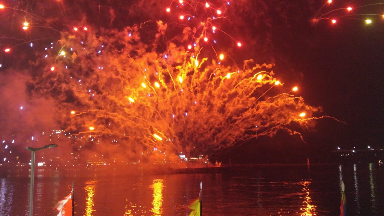 12일 오후 전남 여수 이순신 광장 앞에서 펼쳐진 '2016여수밤바다불꽃축제'