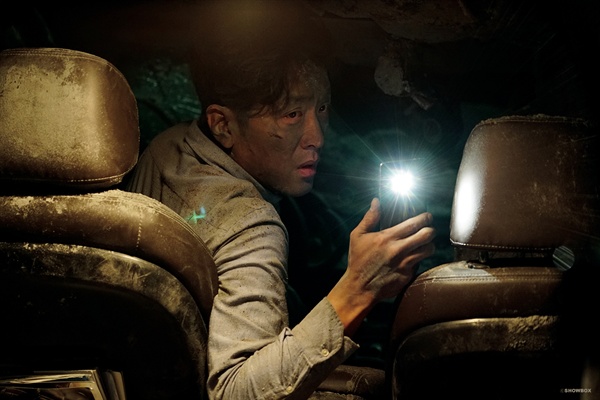  영화 <터널> 중 한 장면. 주인공 정수(하정우)는 귀가하던 중 터널이 무너져 차 안에 갇힌다.