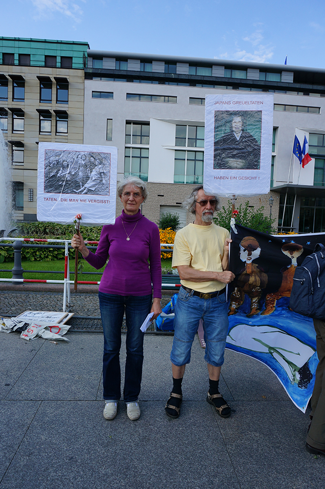 한일 위안부 협상무효 시위에 참여한 독일인 바바라씨와 귄터씨