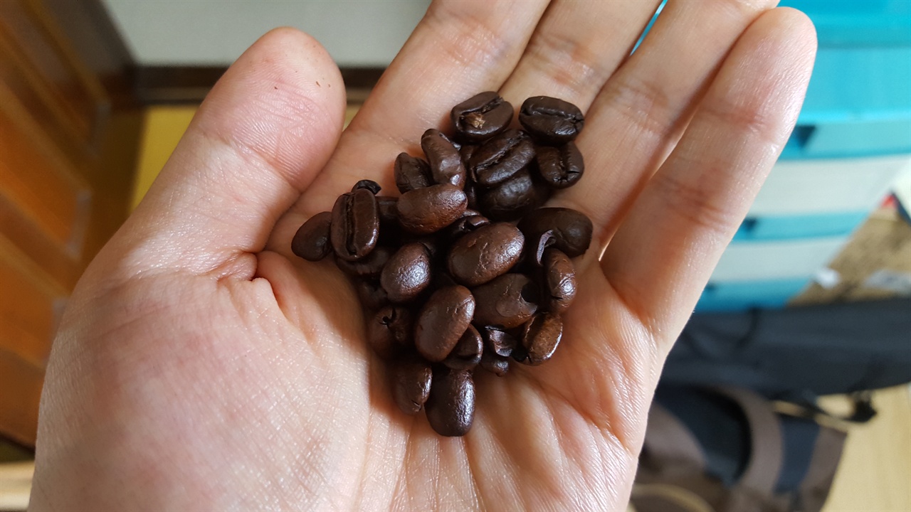 강 로스팅으로 볶은 원두는 그 색이 검은 색에 가까울 정도로 매우 진하며, 커피오일이 표면으로 드러나 기름기가 좔좔 흐르는 것이 특징이다.