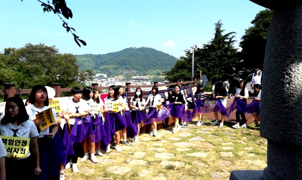 일본군위안부할머니와 함께하는 통영거제시민모임은 14일 통영 남망산공원 정의비 앞에서 '세계 일본군위안부 기림일, 경남 일본군 위안부 기림일, 71주년 광복절 맞이 통영행동' 행사를 열었다.