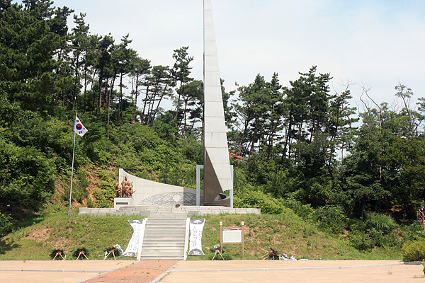 2008년, 국가보훈처 현충시설로 등록된 소난지도 의병항쟁 추모탑 모습