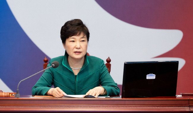 2016년 8월 2일, 박근혜 대통령이 국무회의를 주재하고 있다. 이 자리에서 사드 배치의 당위성을 설명하며  "저도 가슴 시릴 만큼 아프게 부모님을 잃었다"고 말했다.
