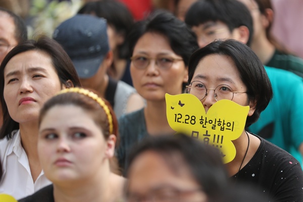 14일 오후 서울 종로구 중학동 주한 일본대사관 앞에서 '세계 일본군 위안부 기림일'을 맞아 열린 '나비 문화제'에서 김복동, 길원옥 할머니가 공연을 지켜보고 있다. 2016.8.14